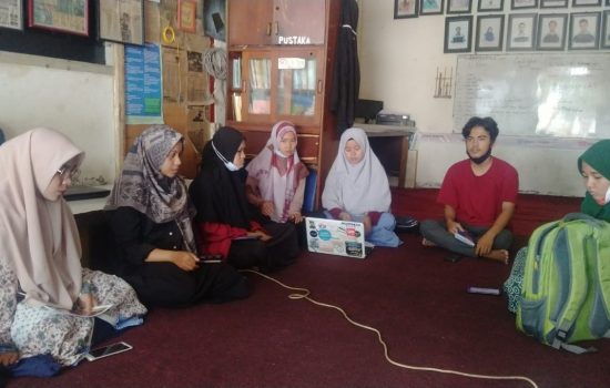 Panitia Rata LPM Suara Kampus sedang rapat persiapan acara