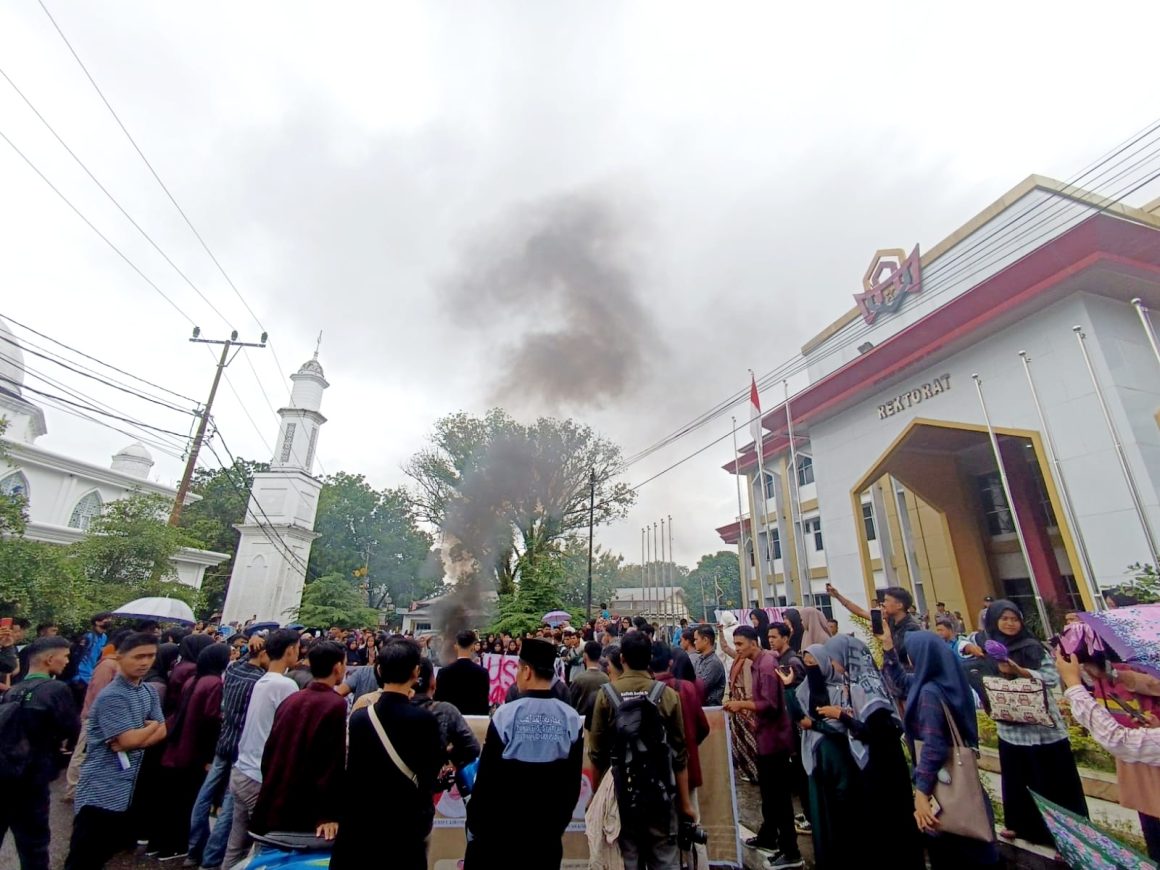 Aksi Demonstrasi Mahasiswa UIN IB (Sumber: Dokumen suarakampus.com)